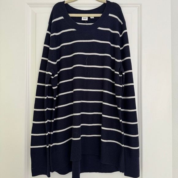 NWT Gap women’s navy & white stripe crewneck knit sweater size medium 8 10 - Picture 1 of 2